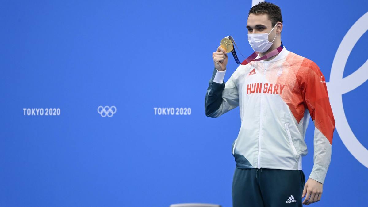 Az aranyérmes Milák Kristóf a férfi 200 méteres pillangóúszás eredményhirdetésén a világméretű koronavírus-járvány miatt 2021-re halasztott 2020-as tokiói nyári olimpián a Tokiói Vizesközpontban 2021. július 28-án. A magyar úszó új olimpiai csúccsal, 1:51.25 perccel nyert.