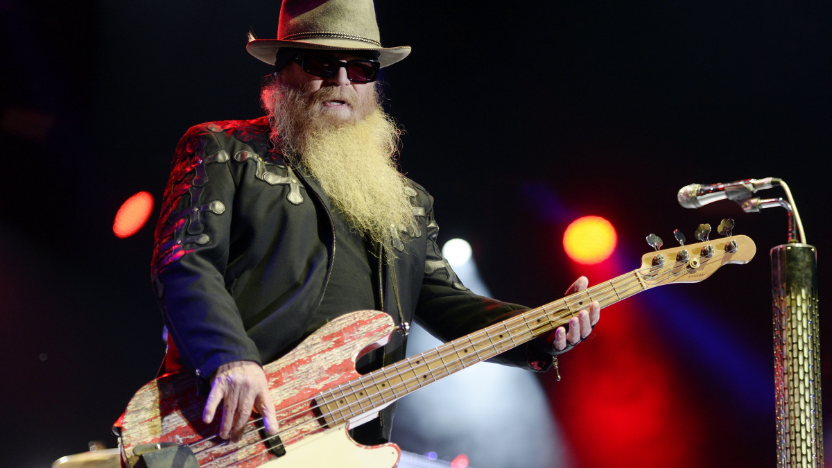 2015. július 9-én Zürichben készített kép Dusty Hillről, a ZZ Top amerikai rockzenekar basszusgitárosáról. A trió másik két tagja 2021. július 28-án bejelentette, hogy Hill 72 éves korában houstoni otthonában elhunyt. A zenészt álmában érte a halál.