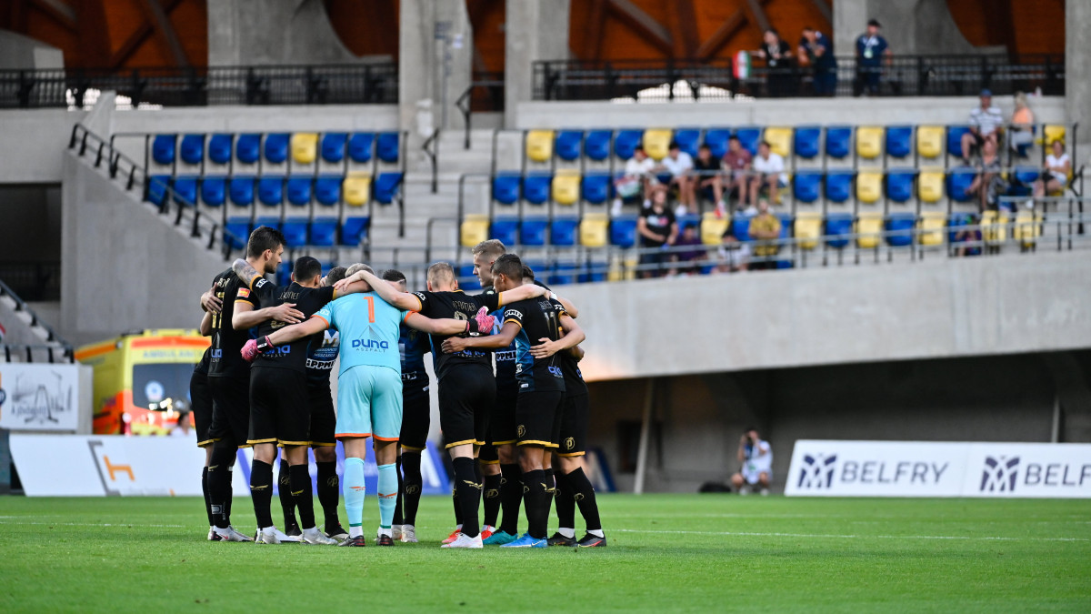 A felcsúti csapat játékosai a labdarúgó Konferencia-liga selejtezőjének második fordulójában játszott Puskás Akadémia FC - FK Rigas FS visszavágó mérkőzésen a felcsúti Pancho Arénában 2021. július 29-én.