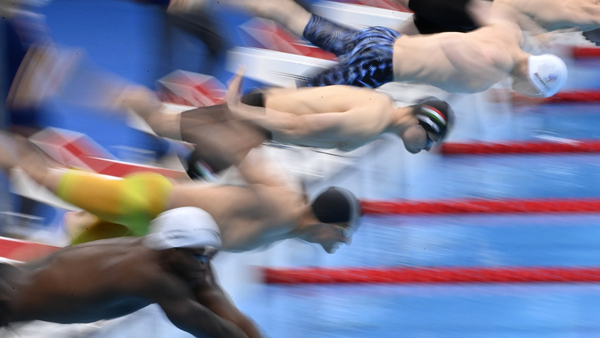 Milák Kristóf (b3) a 100 méteres pillangóúszás elődöntőjében a világméretű koronavírus-járvány miatt 2021-re halasztott 2020-as tokiói nyári olimpián a Tokiói Vizesközpontban 2021. július 30-án. Az úszó olimpiai csúccsal jutott a döntőbe.
