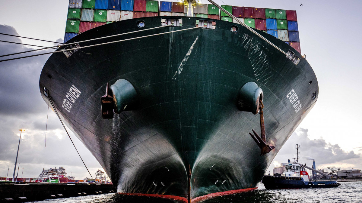 A panamai zászló alatt közlekedő, japán tulajdonban lévő Ever Given nevű konténerhajó Rotterdam kikötőjében 2021. július 29-én. A 400 méter hosszú teherhajó március 23-án az erős szél hatására állt keresztbe Szuezi-csatorna egy szűk szakaszán, és hat napig blokkolta a hajóforgalmat.