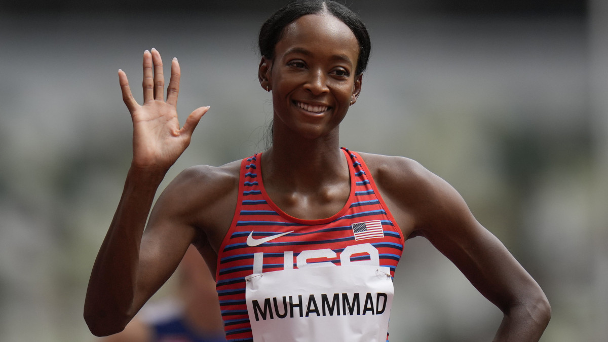 Az amerikai Dalilah Muhammad, miután győzött a világméretű koronavírus-járvány miatt 2021-re halasztott 2020-as tokiói nyári olimpia női 400 méteres gátfutásának egyik előfutamában az Olimpiai Stadionban 2021. július 31-én.