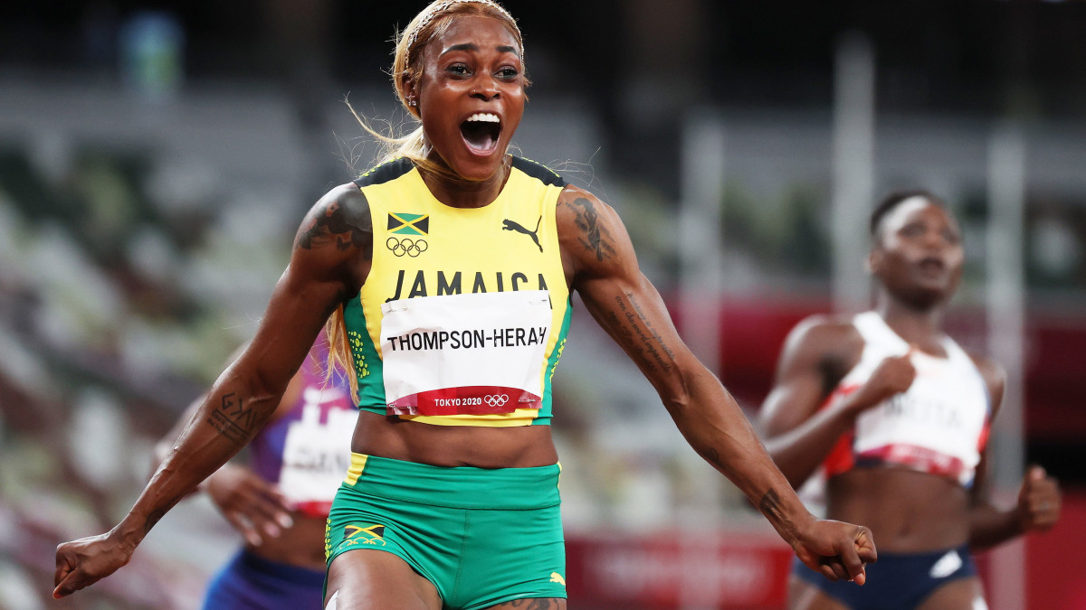 A jamaikai Elaine Thompson Herah ünnepel, miután megnyerte a világméretű koronavírus-járvány miatt 2021-re halasztott 2020-as tokiói nyári olimpia női 100 méteres síkfutásának döntőjét az Olimpiai Stadionban 2021. július 31-én.
