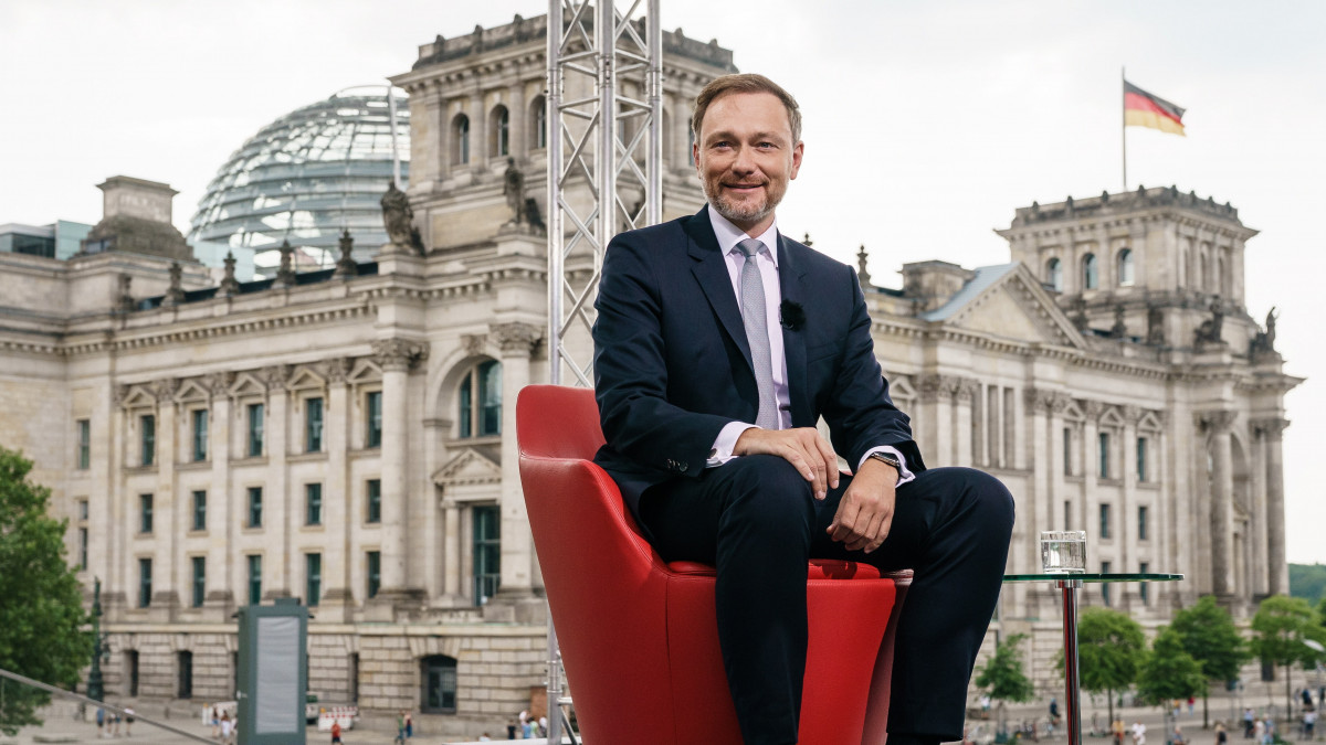 Christian Lindner, a német liberális Szabad Demokrata Párt (FDP) elnöke és kancellárjelöltje az ARD német országos közszolgálati televízió egyik műsorában Berlinben 2021. július 25-én.