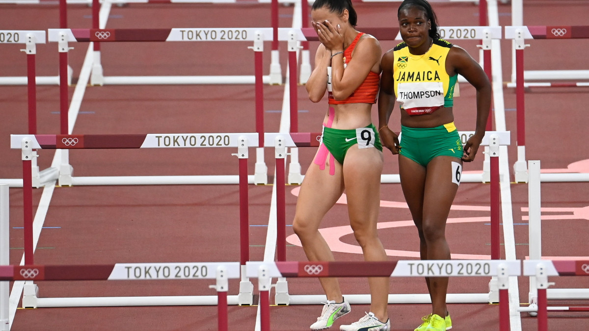 Kozák Luca (b) és a jamajikai Yanique Thompson (j), a női 110 méteres gátfutás elődöntőjében a világméretű koronavírus-járvány miatt 2021-re halasztott 2020-as tokiói nyári olimpián az Olimpiai Stadionban 2021. augusztus 1-jén. Kozák Luca nem ért célba, így nem jutott be a fináléba.