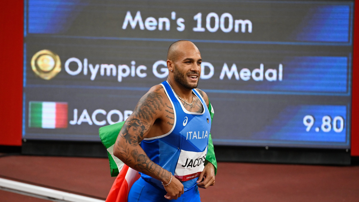 Az olimpiai bajnok olasz Lamont Marcell Jacobs a férfi 100 méteres síkfutás döntője után a világméretű koronavírus-járvány miatt 2021-re halasztott 2020-as tokiói nyári olimpián az Olimpiai Stadionban 2021. augusztus 1-jén.