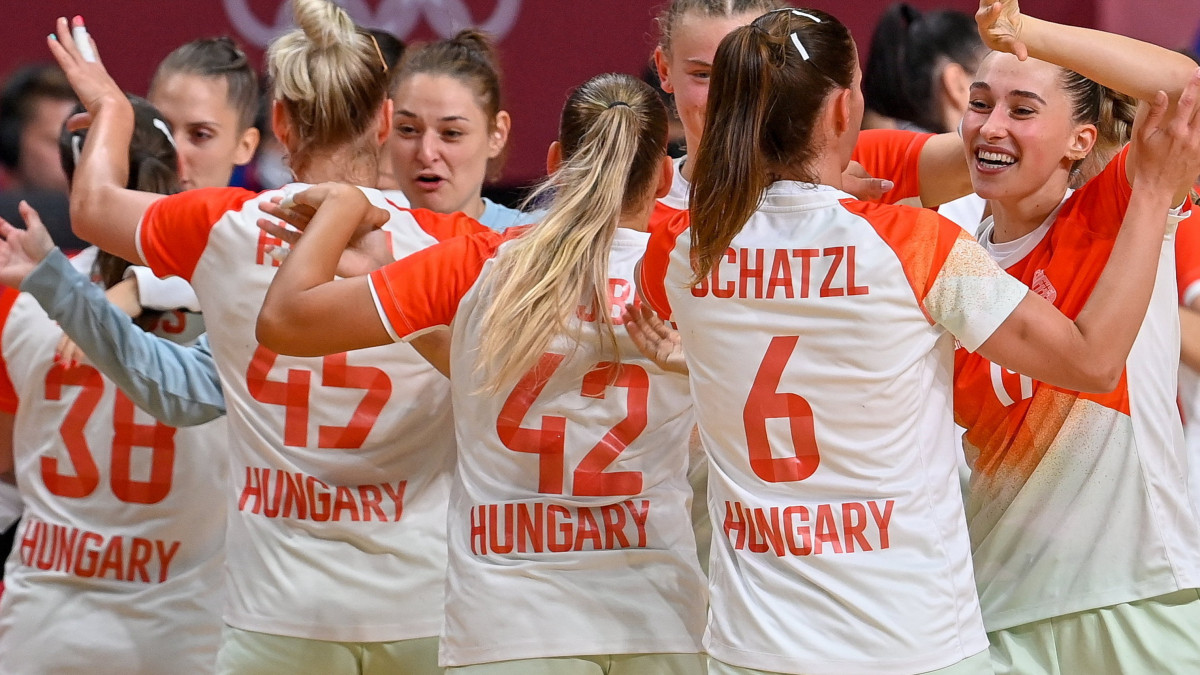 Vámos Petra, Háfra Noémi, Klujber Katrin, Schatzl Nadine és Márton Gréta (b-j), a győztes magyar női kézilabda-válogatott tagjai a világméretű koronavírus-járvány miatt 2021-re halasztott 2020-as tokiói nyári olimpia női kézilabda-bajnokságának B csoportjában játszott Magyarország  Spanyolország mérkőzés után a Jojogi Nemzeti Sportcsarnokban 2021. július 31-én. A magyar csapat 29-25-re győzött.