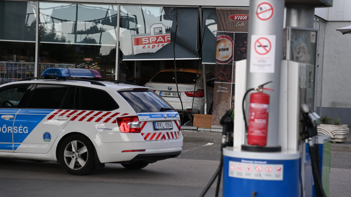 Személygépkocsi, amely egy benzinkút kávézójába hajtott a XI. kerületi Balatoni úton 2021. augusztus 2-án. A balesetben senki nem sérült meg.