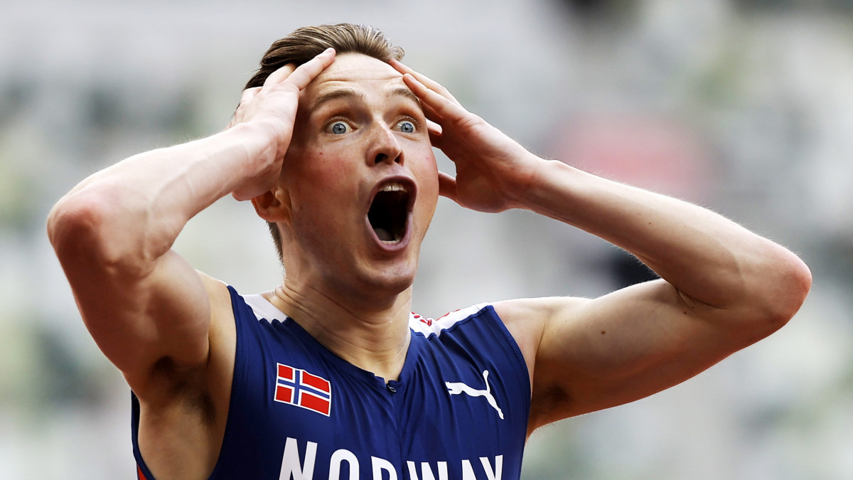 A norvég Karsten Warholm ünnepel, miután megnyerte a világméretű koronavírus-járvány miatt 2021-re halasztott 2020-as tokiói nyári olimpia férfi 400 méteres gátfutásának döntőjét az Olimpiai Stadionban 2021. augusztus 3-án.
