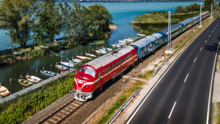 Lélegzetelállító mozdonycsodák jelennek meg a Balaton partján – képek