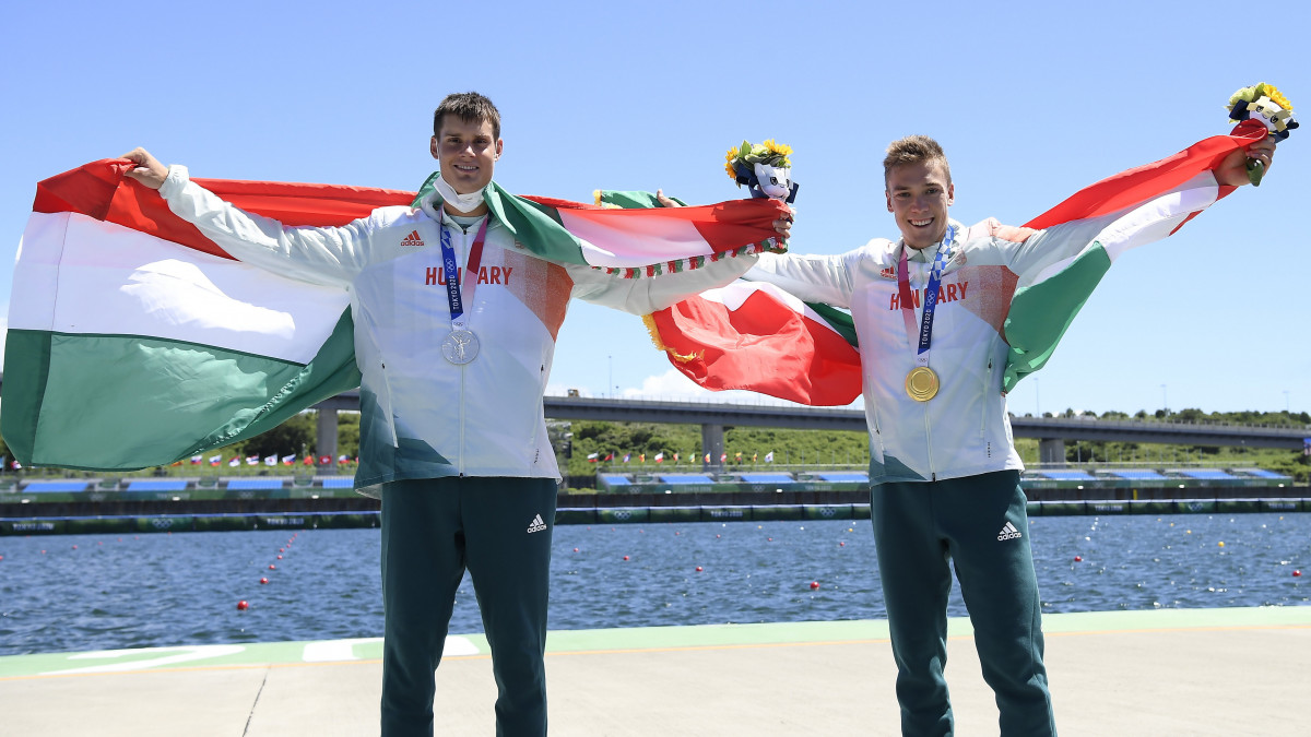Az aranyérmes Kopasz Bálint (j) és az ezüstérmes Varga Ádám a férfi kajak egyesek 1000 méteres versenyének eredményhirdetésén a világméretű koronavírus-járvány miatt 2021-re halasztott 2020-as tokiói nyári olimpián a Sea Forest Kajak-kenu Pályán 2021. augusztus 3-án.
