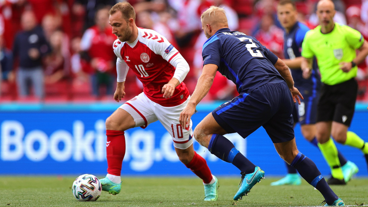 A dán Christian Eriksen (b) és a finn Paulus Arajuuri a világméretű koronavírus-járvány miatt 2021-re halasztott 2020-as labdarúgó Európa-bajnokság B csoportjának első fordulójában Koppenhágában 2021. június 12-én.