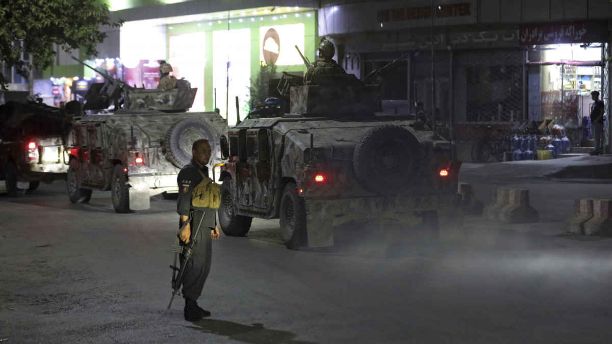 Az afgán biztonsági erők tagjai a kormányzati épületeknek és számos nagykövetségnek helyet adó, erősen védett kabuli zöld zónában, ahol nagyerejű robbanás  történt 2021. augusztus 3-án. A detonációt feltehetően gépkocsiba rejtett pokolgép okozta, amelynek valószínű célpontja egy parlamenti képviselő rezidenciája volt. Két fegyveres férfi továbbra is a merénylet helyszínén tartózkodik, és tűzpárbajt vív a biztonsági erőkkel.