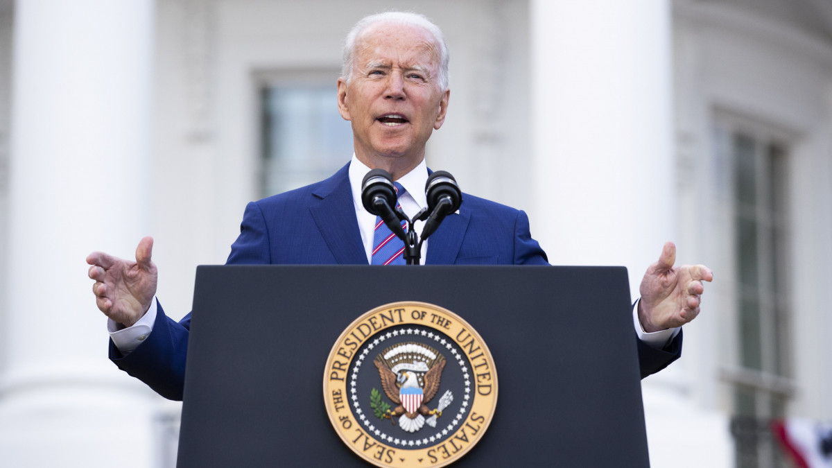 Joe Biden amerikai elnök beszél a függetlenség napja alkalmából rendezett ünnepségen a washingtoni Fehér Házban 2021. július 4-én.