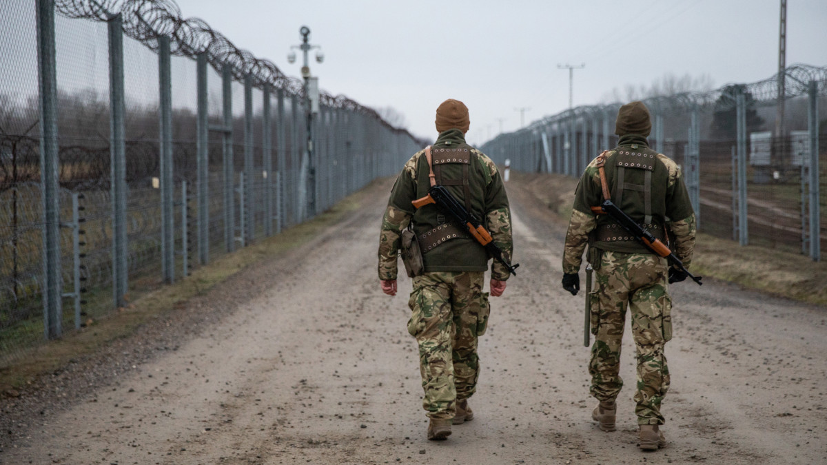 Katonák Kelebia közelében, a magyar-szerb határon, az ideiglenes biztonsági határzárnál 2020. december 18-án, ahol ezen a napon Bakondi György, a miniszterelnök belbiztonsági főtanácsadója és Németh Szilárd, a Honvédelmi Minisztérium parlamenti államtitkára tartott sajtótájékoztatót. Idén, az elmúlt három évhez képest lényegesen több, mintegy 42 ezer határsértőt és 460 embercsempészt fogtak el.