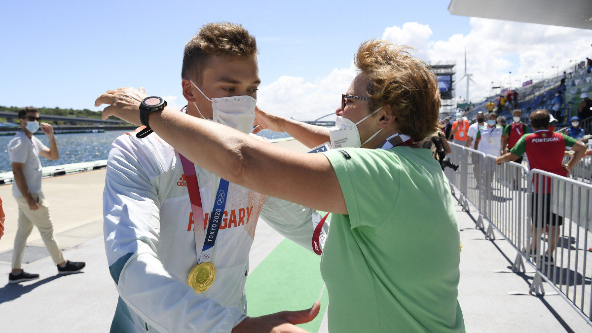 Az aranyérmes Kopasz Bálintnak gratulál édesanyja, aki az edzője is, Demeter Irén a férfi kajak egyesek 1000 méteres versenyének eredményhirdetése után a világméretű koronavírus-járvány miatt 2021-re halasztott 2020-as tokiói nyári olimpián a Sea Forest Kajak-kenu Pályán 2021. augusztus 3-án.