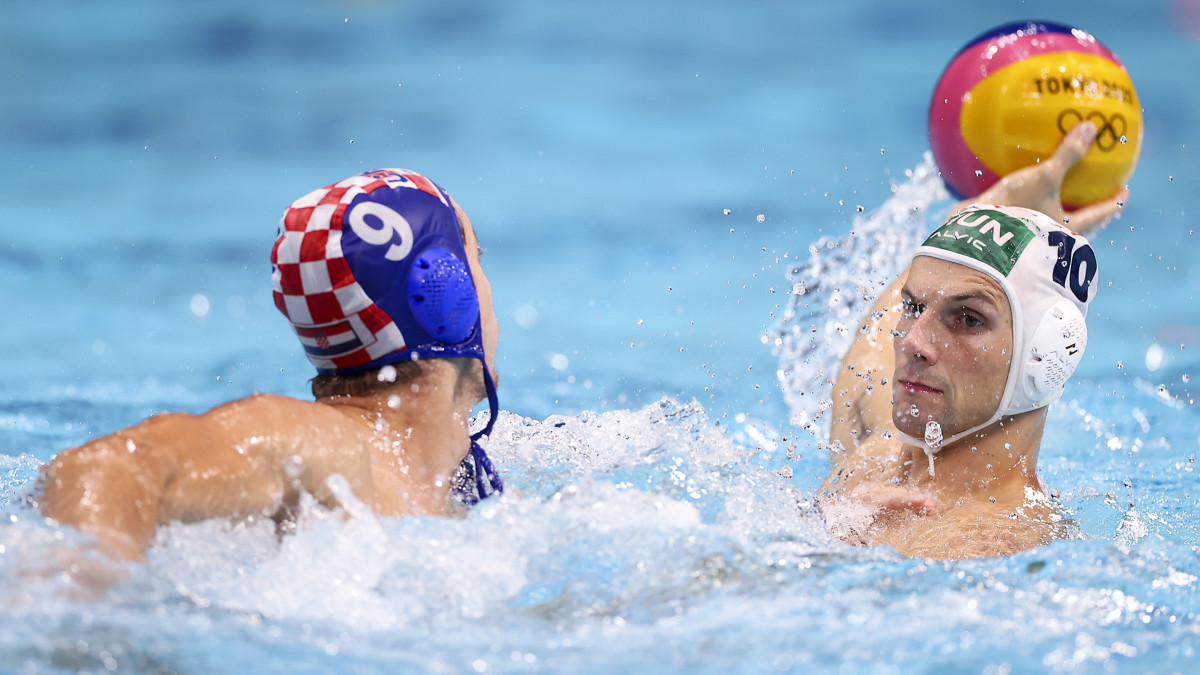 TOKYO, JAPAN - AUGUST 04: Denes Varga of Team Hungary is challenged by Lovre Milos of Team Croatia during the Mens Quarterfinal match between Hungary and Croatia on day twelve of the Tokyo 2020 Olympic Games at Tatsumi Water Polo Centre on August 04, 2021 in Tokyo, Japan. (Photo by Laurence Griffiths/Getty Images)