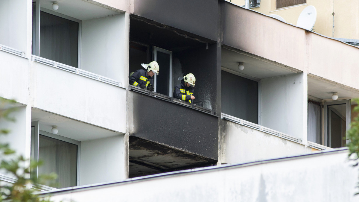 Tűzoltók dolgoznak egy zalakarosi szállodánál 2021. augusztus 4-én. A szállodában teljes terjedelmében égett egy ötödik emeleti szoba, a tűz három másik szobát és a felettük lévő műfüves rekreációs területet is elérte. Senki nem sérült meg, de a hotelt kiürítették, hatvan embernek kellett elhagynia az épületet.