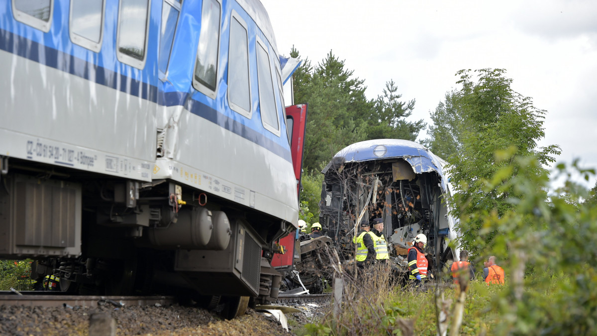 Mentőalakulatok dolgoznak egy vonatbaleset helyszínén a nyugat-csehországi Domazlice és Blizejov közötti szakaszon 2021. augusztus 4-én. A cseh tűzoltóság regionális szóvivőjének közlése szerint egy Münchenből érkező expressz és egy helyi járat ütközött össze. A balesetben két ember meghalt, és mintegy negyvenen megsérültek, közülük hét ember állapota válságos.