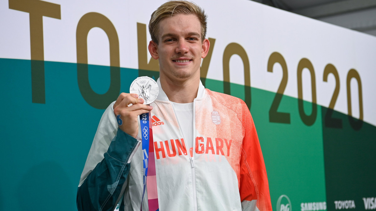 Az ezüstérmes Rasovszky Kristóf a férfi nyíltvízi úszók 10 kilométeres versenyének eredményhirdetése után a világméretű koronavírus-járvány miatt 2021-re halasztott 2020-as tokiói nyári olimpián az Odaiba Kikötőparkban 2021. augusztus 5-én.