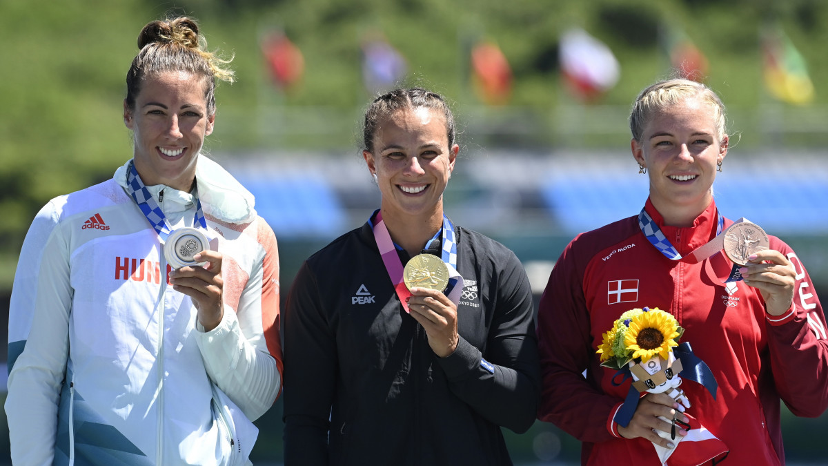 Az aranyérmes új-zélandi Lisa Carrington (k), az ezüstérmes Csipes Tamara (b) és a bronzérmes dán Emma Jorgensen a női kajak egyesek 500 méteres versenyének eredményhirdetésén a világméretű koronavírus-járvány miatt 2021-re halasztott 2020-as tokiói nyári olimpián a Sea Forest Kajak-kenu Pályán 2021. augusztus 5-én.