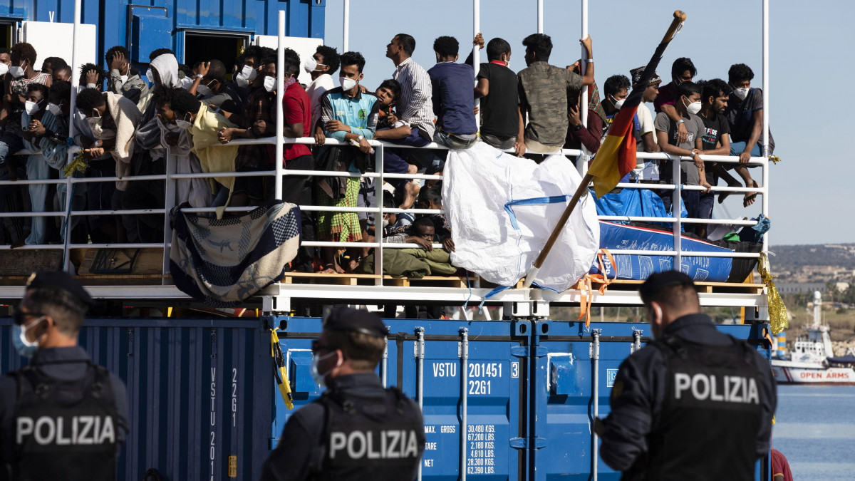 Illegális bevándorlók érkeznek a szicíliai Ragusa közelében fekvő Pozallo kikötőjébe 2021. május 21-én. A Sea Eye német szervezet migránsok szállítására specializálódott hajója több mint 400 illegális bevándorlóval, köztük 150 kiskorúval futott be a dél-olaszországi kikötőbe, akiket az utóbbi napokban a Földközi-tengeren vett a fedélzetére.