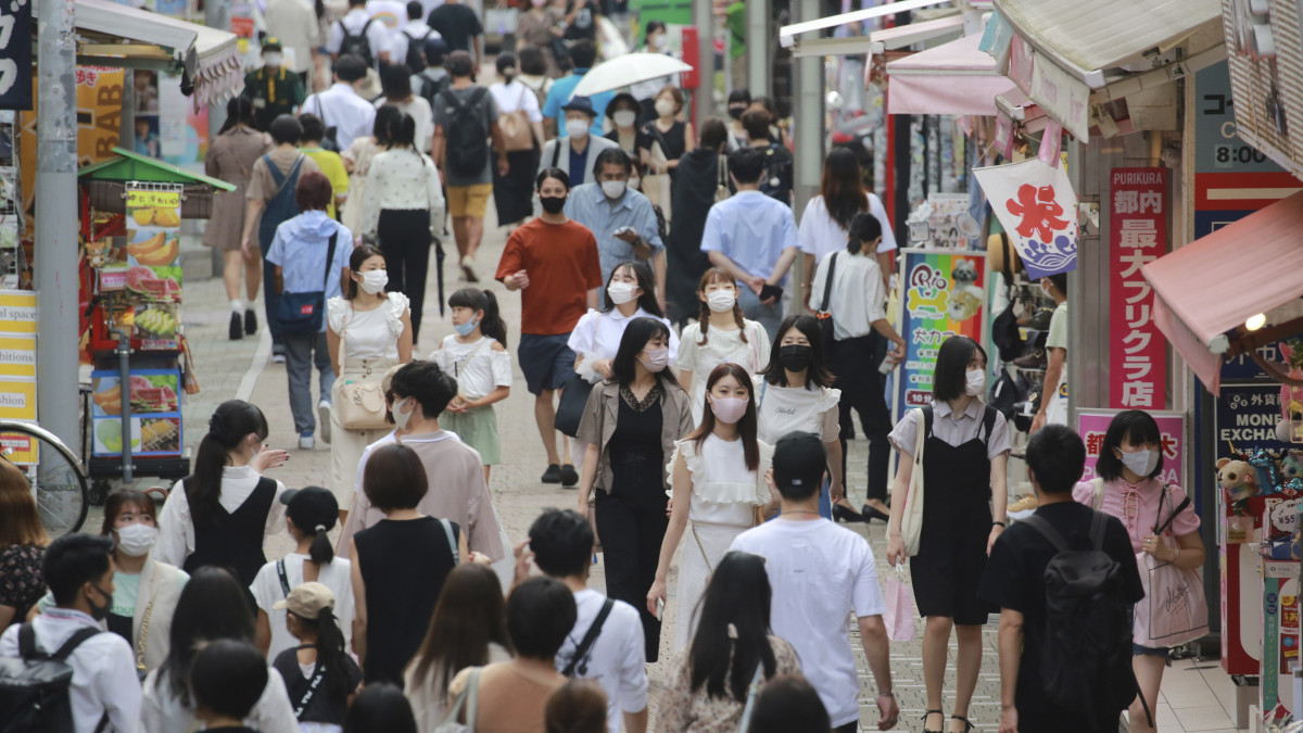 Védőmaszkos emberek egy tokiói bevásárlóutcában 2021. július 28-án. A japán fővárosban háromezer fölé - 3177-re - emelkedett az új esetek száma, ilyen magas szám még nem fordult elő a járvány másfél éve alatt Tokióban.