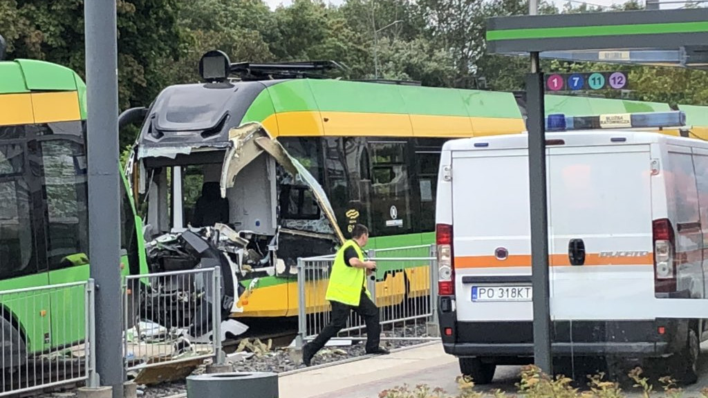 Súlyos villamosbaleset sok sérülttel: összeütközött két szerelvény Poznanban