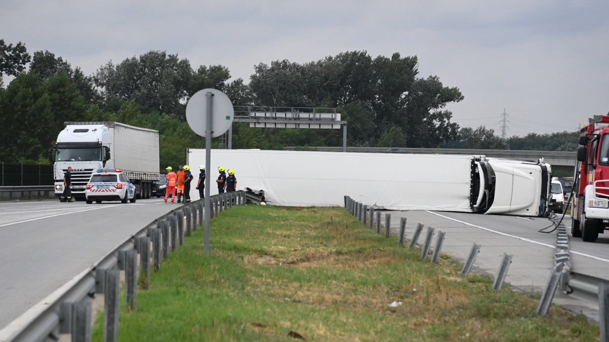 Tisztázatlan okból felborult román rendszámú kamion az M0-ás autóút M5-ös autópálya felé vezető oldalán, Gyál közelében 2021. augusztus 5-én.