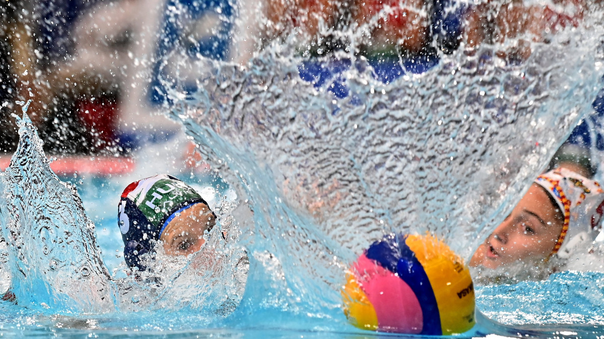 Vályi Vanda (b) és a spanyol Elena Ruiz a világméretű koronavírus-járvány miatt 2021-re halasztott 2020-as tokiói nyári olimpia női vízilabdatornájának elődöntőjében játszott Magyarország - Spanyolország mérkőzésen a Tacumi Vízilabdaközpontban 2021. augusztus 5-én.