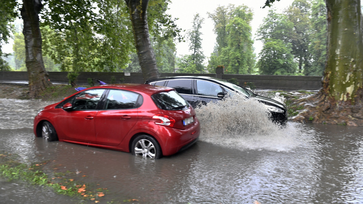 Autók a felhőszakadás miatt felgyülemlett esővízben Esztergom belvárosában 2021. augusztus 5-én.