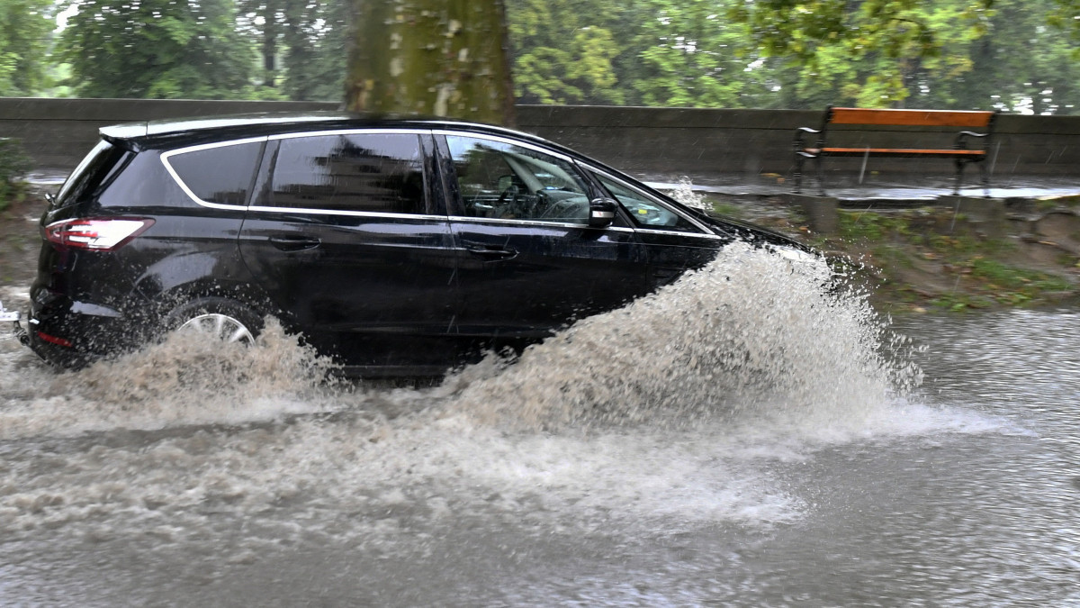 Autó halad a felhőszakadás miatt felgyülemlett esővízben Esztergom belvárosában 2021. augusztus 5-én.