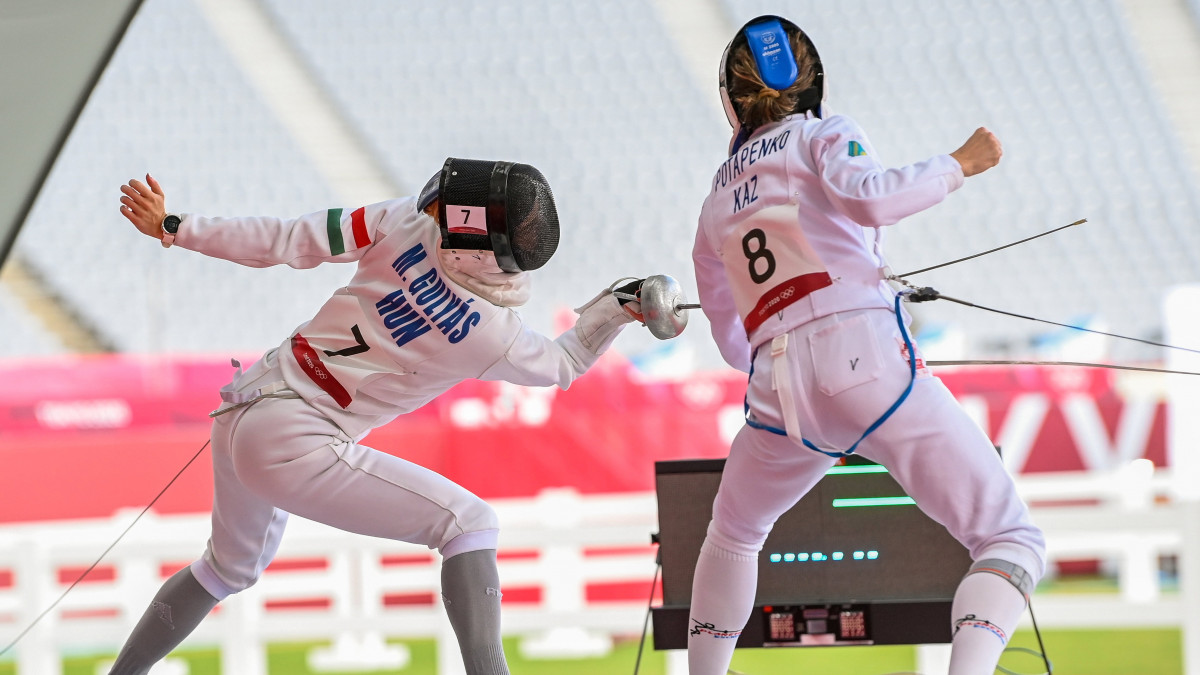 Gulyás Michelle (b) és a kazah Jelena Potapenko a női öttusázók egyéni versenyének bónuszvívás számában a világméretű koronavírus-járvány miatt 2021-re halasztott 2020-as tokiói nyári olimpián a Tokió Stadionban 2021. augusztus 6-án.