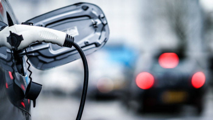 Nagyot csökkenhet az elektromos autók ára Európában - összecsapnak a gigászok