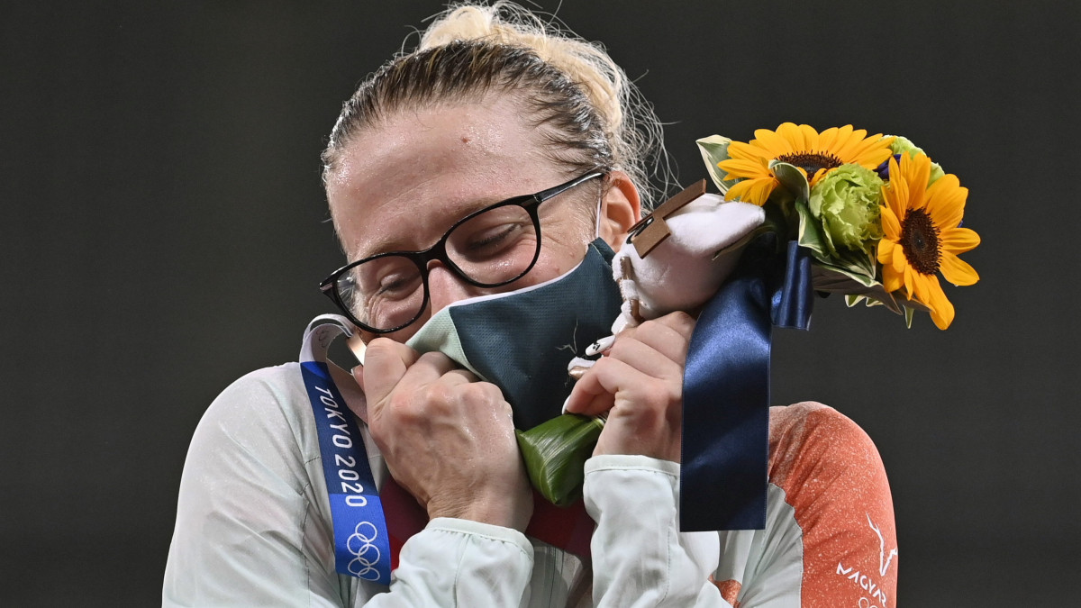 A bronzérmes Kovács Sarolta a női öttusázók egyéni versenyének eredményhirdetésén a világméretű koronavírus-járvány miatt 2021-re halasztott 2020-as tokiói nyári olimpián a Tokió Stadionban 2021. augusztus 6-án.
