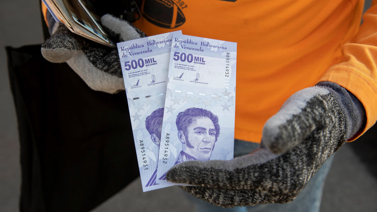 500 ezres címletű venezuelai bankjegyeket tart a kezében egy férfi Caracasban 2021. március 12-én. A hiperinfláció sújtotta Venezuela jegybankja új bankjegyeket hozott forgalomba: a 200 ezer, az 500 ezer és az egymilliós bolivárt. Az egymilliós címletű bolivár a valaha volt legnagyobb az ország történetében, értéke azonban így is csak 0,47 euró.