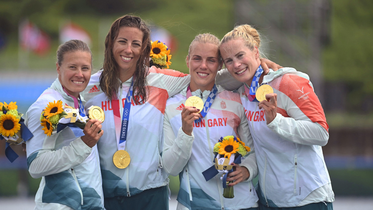 Az aranyérmes Kozák Danuta, Csipes Tamara, Kárász Anna és Bodonyi Dóra (b-j) a női kajaknégyesek 500 méteres versenyének eredményhirdetése után a világméretű koronavírus-járvány miatt 2021-re halasztott 2020-as tokiói nyári olimpián a Sea Forest Kajak-kenu Pályán 2021. augusztus 7-én.