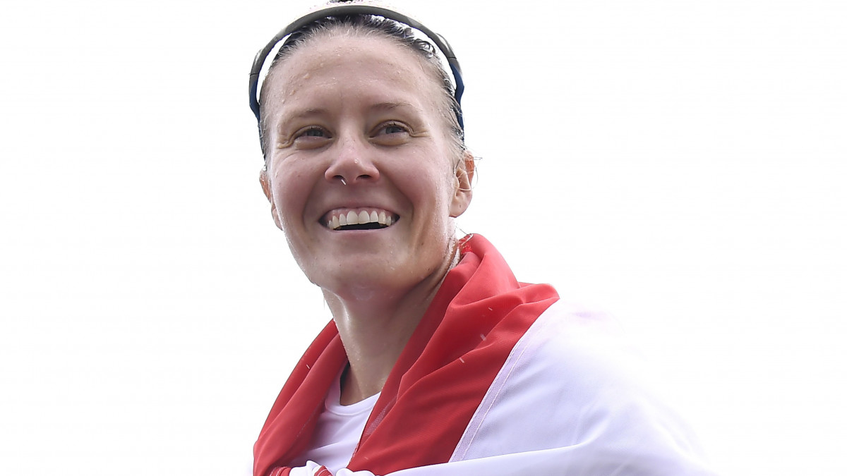 Kozák Danuta, az aranyérmes magyar négyes tagja a női kajaknégyesek 500 méteres versenyének döntője után a világméretű koronavírus-járvány miatt 2021-re halasztott 2020-as tokiói nyári olimpián a Sea Forest Kajak-kenu Pályán 2021. augusztus 7-én. Kozák Danuta pályafutása hatodik ötkarikás aranyérmét szerezte.