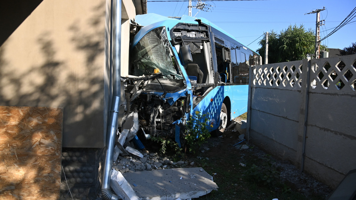 Összeroncsolódott autóbusz Gyálon 2021. augusztus 7-én. A busz összeütközött egy személyautóval, a balesetben a járművezetők és a menetrend szerint közlekedő járat három utasa könnyebben megsérült. A busz egy lakóház kerítésének ütközött.