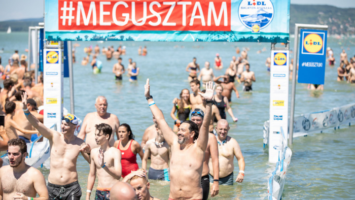 Több mint hatezeren úszták át a Balatont
