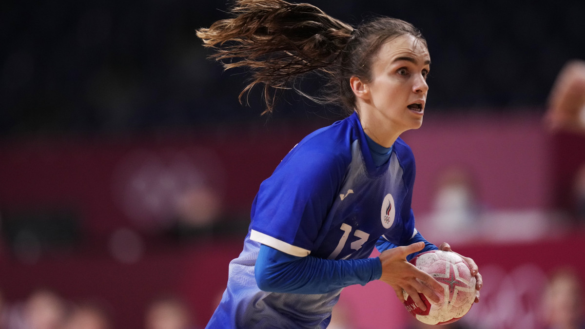 Az orosz Anna Vjahirjeva a világméretű koronavírus-járvány miatt 2021-re halasztott 2020-as tokiói nyári olimpia női kézilabda-bajnokságának Orosz Olimpiai Csapat-Franciaország döntőjében a Jojogi Nemzeti Sportcsarnokban 2021. augusztus 8-án.