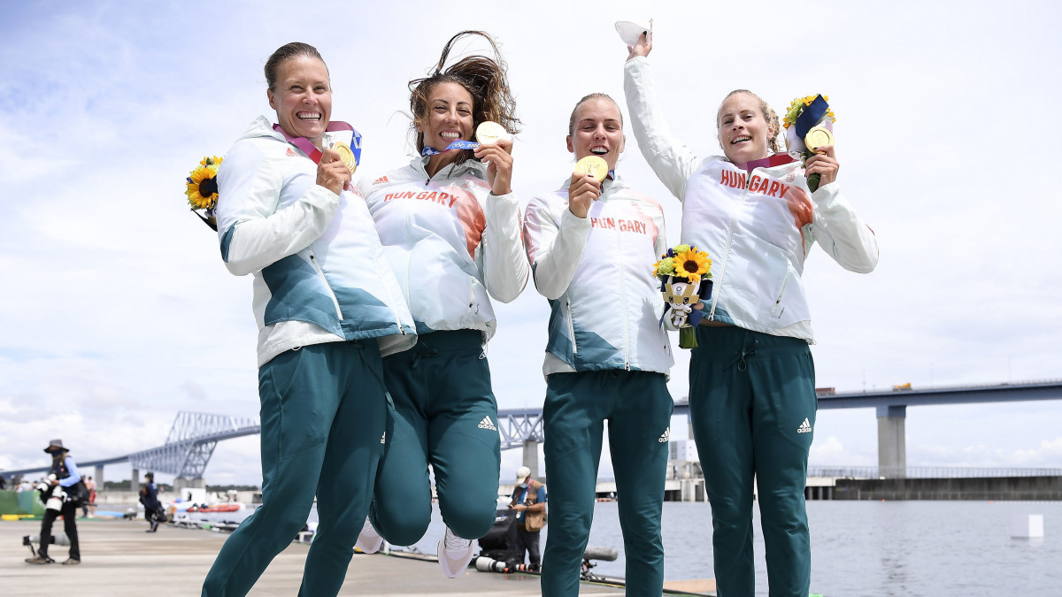Az aranyérmes Kozák Danuta, Csipes Tamara, Kárász Anna és Bodonyi Dóra (b-j) a női kajaknégyesek 500 méteres versenyének eredményhirdetése után a világméretű koronavírus-járvány miatt 2021-re halasztott 2020-as tokiói nyári olimpián a Sea Forest Kajak-kenu Pályán 2021. augusztus 7-én.