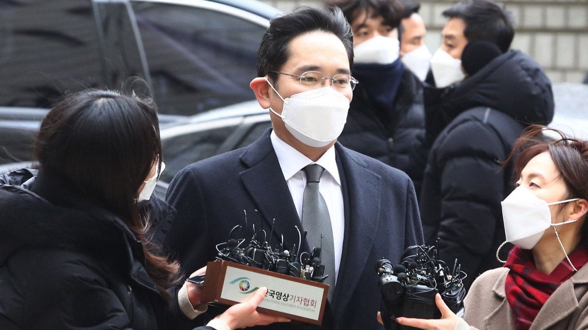 Li Dzse Jong, a Samsung Electronics alelnöke, a vállalat tényleges vezetője és örököse érkezik vesztegetési perének ítélethirdetésére a szöuli felsőbíróságra 2021. január 18-án. Az 52 éves Li Dzse Jongot vesztegetés miatt két és fél év börtönbüntetésre ítélte a bíróság. Lit azzal vádolták az újratárgyalt fellebbviteli perben, hogy megvesztegette Pak Gun Hje volt államfő bizalmasát és tanácsadóját, Csoj Szun Szilt, hogy a kormány engedélyével zökkenőmentesen megszerezhesse az ellenőrzést a Samsung csoport felett. Az ügylet után Li apja örökébe lépve gyakorlatilag a cég vezetője lett.