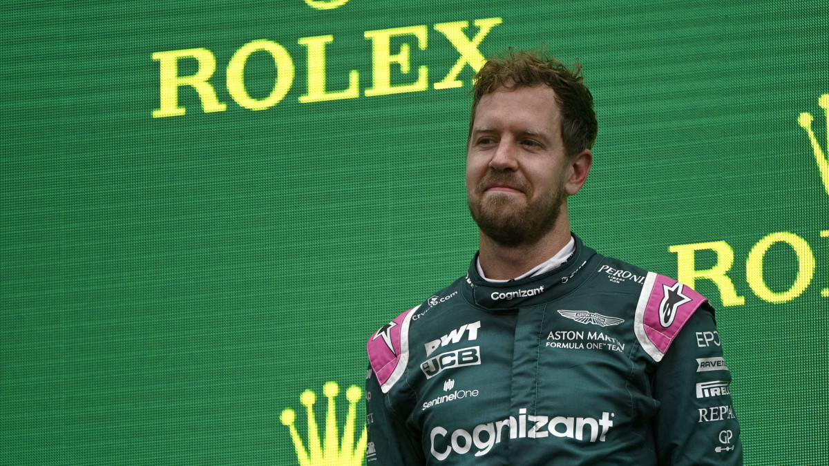 A második helyezett Sebastian Vettel, az Aston Martin német versenyzője a Forma-1-es Magyar Nagydíj eredményhirdetésén a mogyoródi Hungaroringen 2021. augusztus 1-jén.