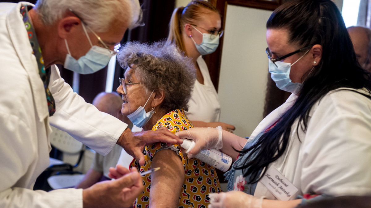 A kiskunfélegyházi Szivárvány Személyes Gondoskodást Nyújtó Intézmény idős lakója megkapja a német-amerikai fejlesztésű Pfizer-BioNTech koronavírus elleni oltóanyag, a Comirnaty-vakcina harmadik, emlékeztető adagját 2021. augusztus 9-én.