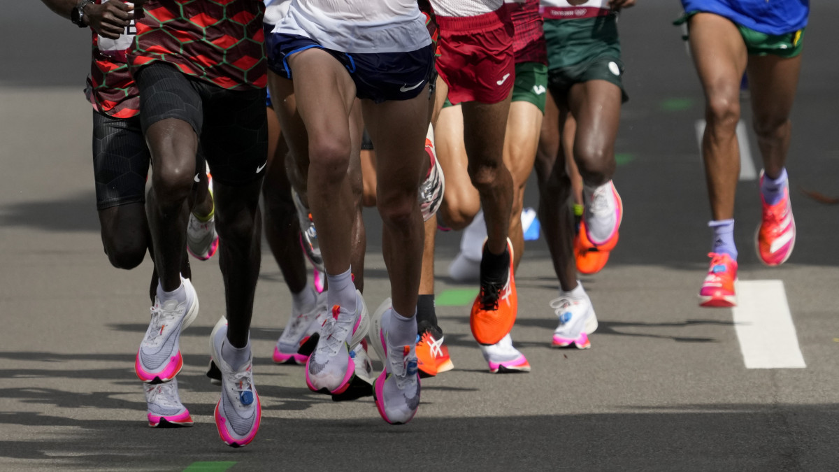 A kenyai Eliud Kipchoge (b) a világméretű koronavírus-járvány miatt 2021-re halasztott 2020-as tokiói nyári olimpia férfi maratonfutó versenyében a szapporói Odori Parkban 2021. augusztus 8-án.