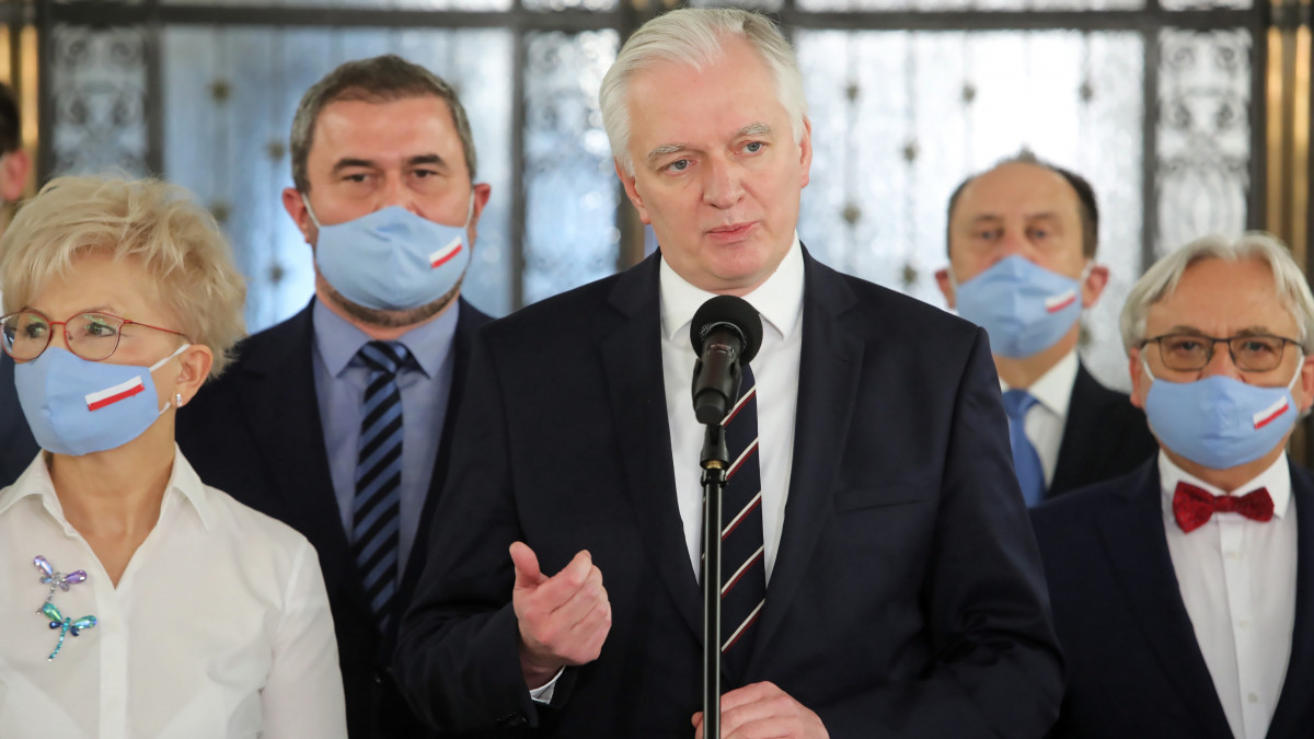Jaroslaw Gowin, a kisebbik lengyel kormánypárt, az Egyezmény (PG) elnöke varsói sajtóértekezletén 2020. május 7-én. Az előző éjjel Gowin és a nagyobbik kormánypárt, a Jog és Igazságosság (PiS) elnöke közös nyilatkozatot adott ki, amely szerint a koronavírus-járvány miatt levélszavazásként május 10-re tervezett elnökválasztást elhalasztják.