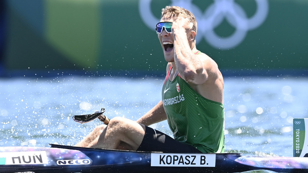 Az aranyérmes Kopasz Bálint a férfi kajak egyesek 1000 méteres versenyének döntője után a világméretű koronavírus-járvány miatt 2021-re halasztott 2020-as tokiói nyári olimpián a Sea Forest Kajak-kenu Pályán 2021. augusztus 3-án.