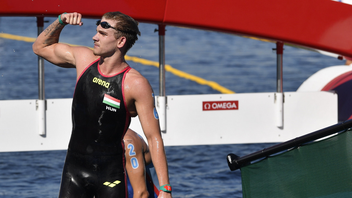 A második helyezett Rasovszky Kristóf célba érkezés után a férfi nyíltvízi úszók 10 kilométeres versenyén a világméretű koronavírus-járvány miatt 2021-re halasztott 2020-as tokiói nyári olimpián az Odaiba Kikötőparkban 2021. augusztus 5-én.