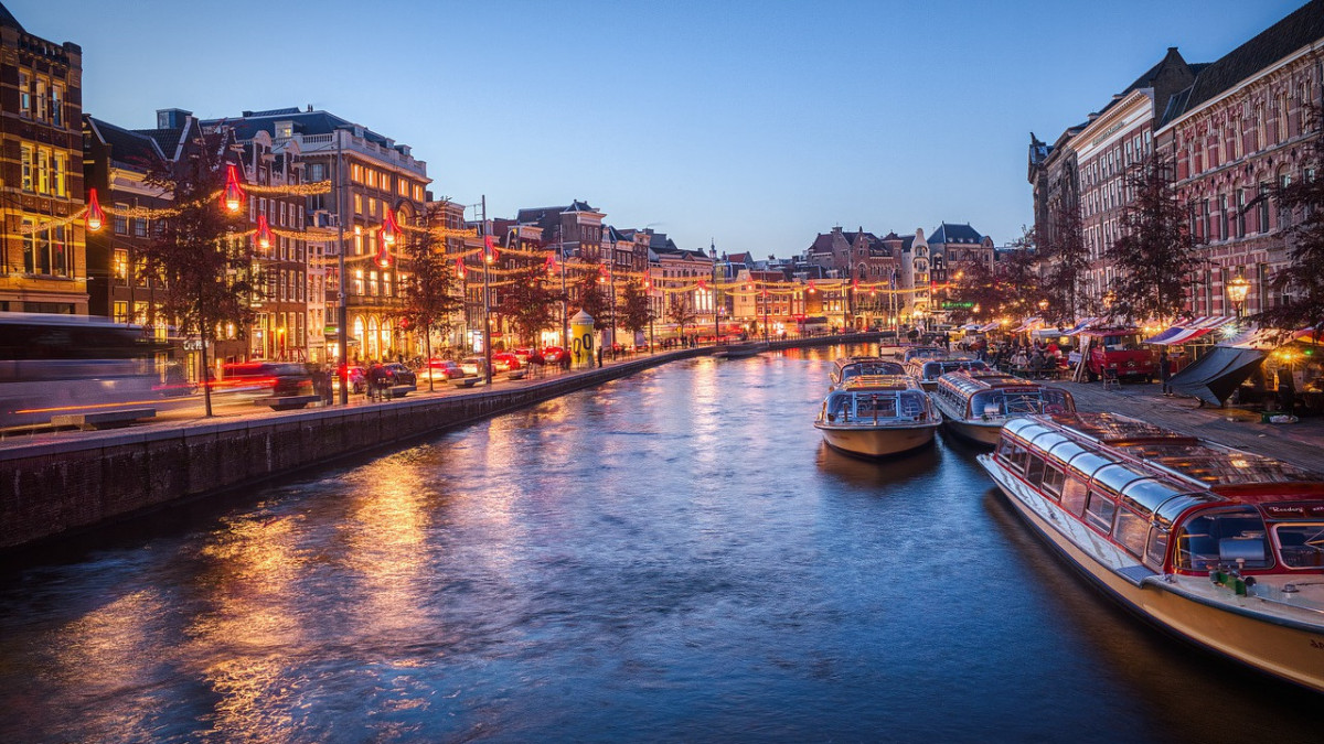 Amszterdam új szabályokkal csökkenti a turisták számát